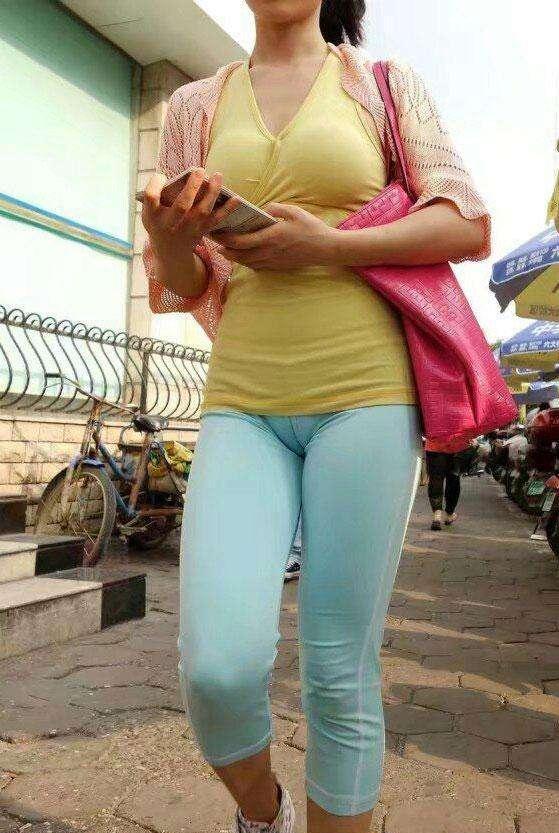 街头穿着紧身裤的女人背影都很美哪个更让你满意