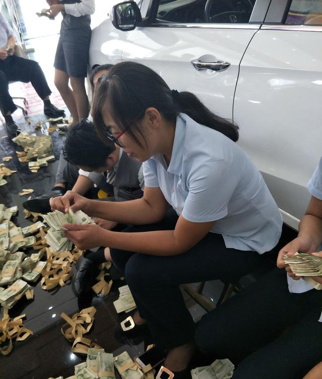 美女扛4麻袋零钱买车 13万元被小商小贩抢兑一空