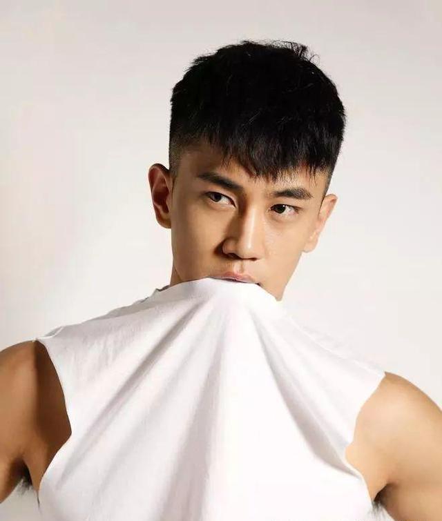 秋冬男士发型,带点刘海的短发发型|刘海|头发|发型_新浪新闻