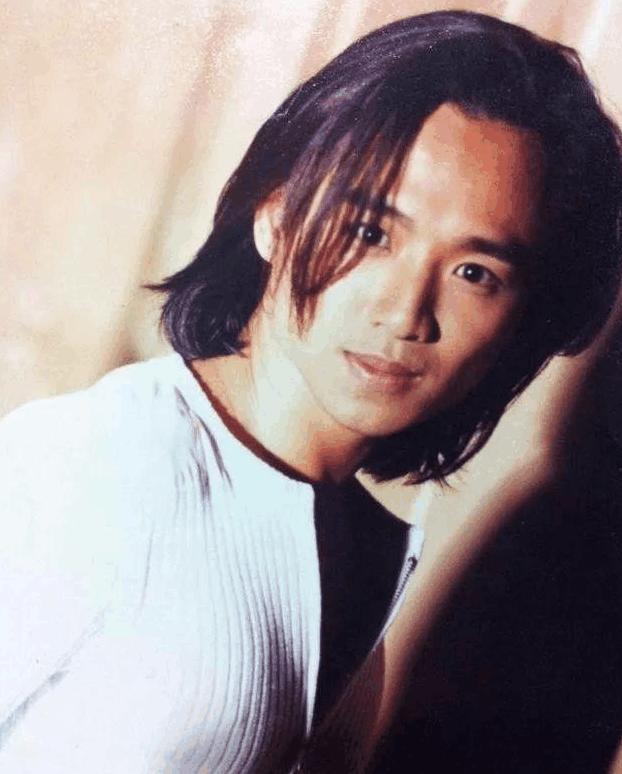 随后朱永棠逼着金牌经纪人哥哥朱永龙签订和张柏芝合约,在兄弟两人的