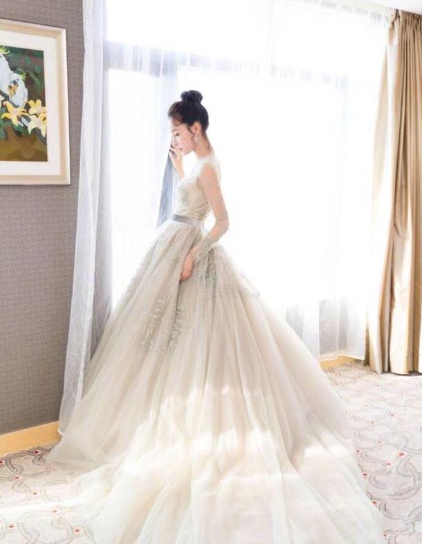 贾清礼服看起来还不错今夏直接剁手了这才叫礼服