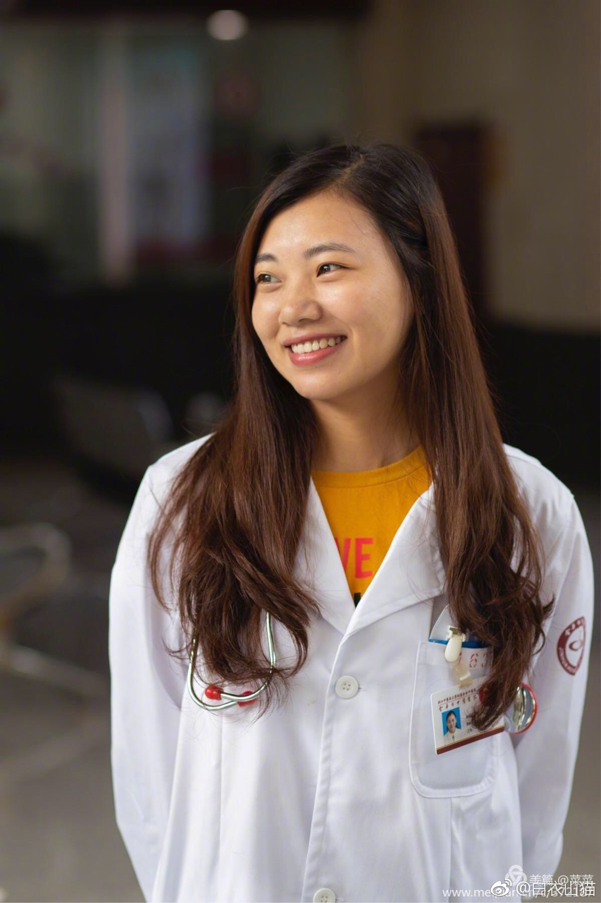女医师工作时的笑容!(照片由蔡予文医师拍摄