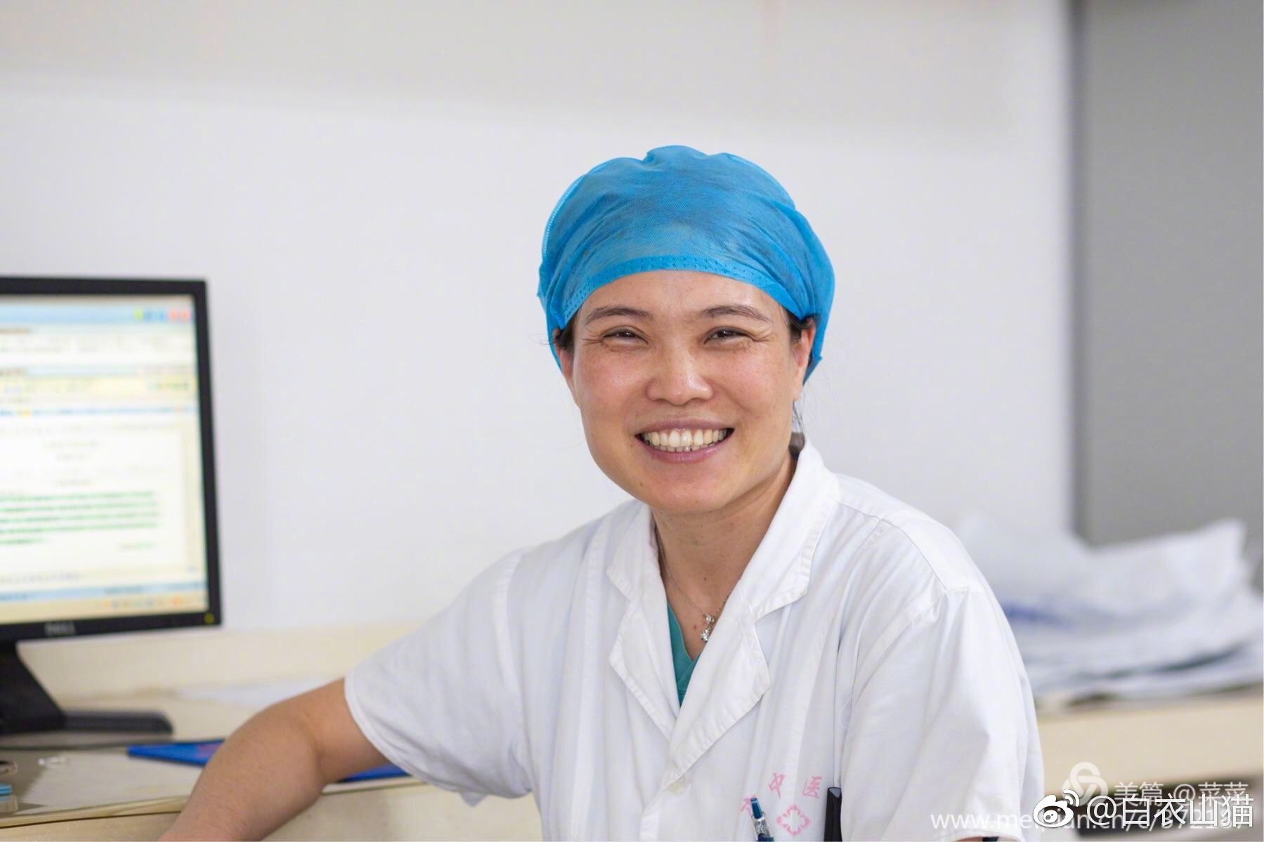 女医师工作时的笑容!(照片由蔡予文医师拍摄