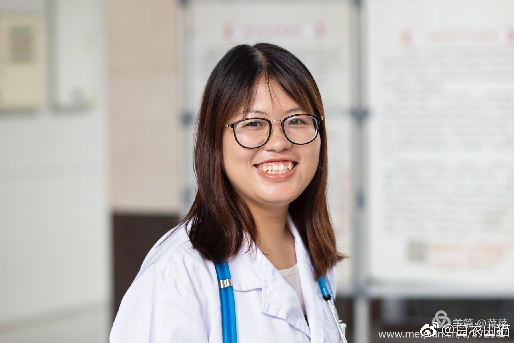 女医师工作时的笑容!(照片由蔡予文医师拍摄