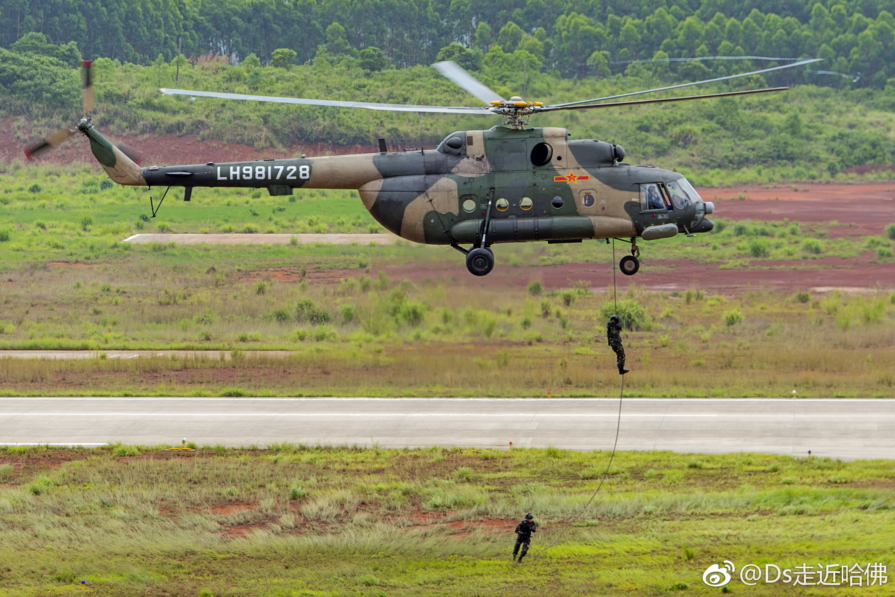 《军营日记》5,第74集团军陆航旅与特战旅联合演示,现代空中直升机