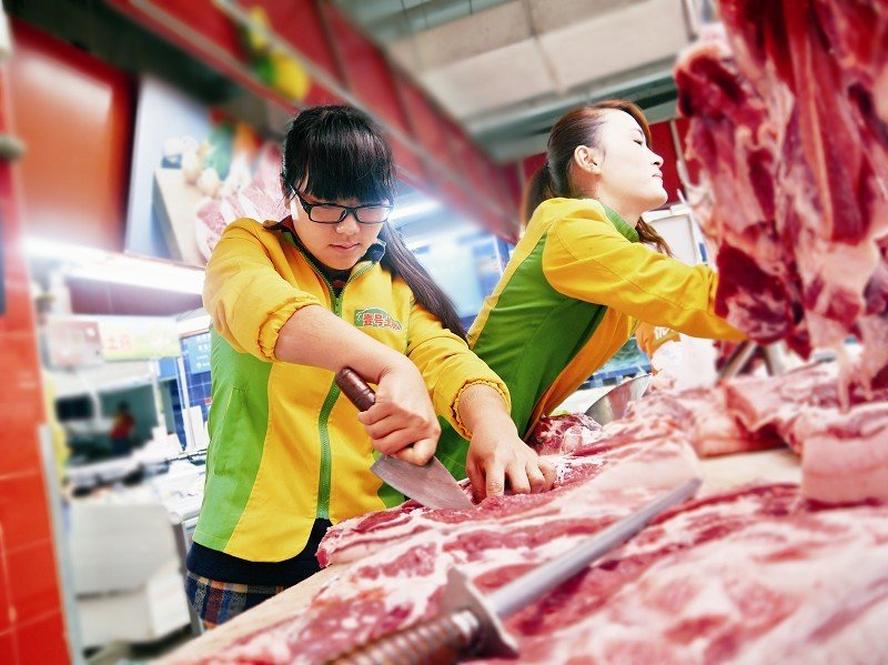 美女大学生卖猪肉赚学费,网友热议不断!