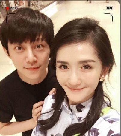 俩人即便都长大了仍然在一块儿"逗比欢乐多",一起扮奇葩的鬼脸自拍.