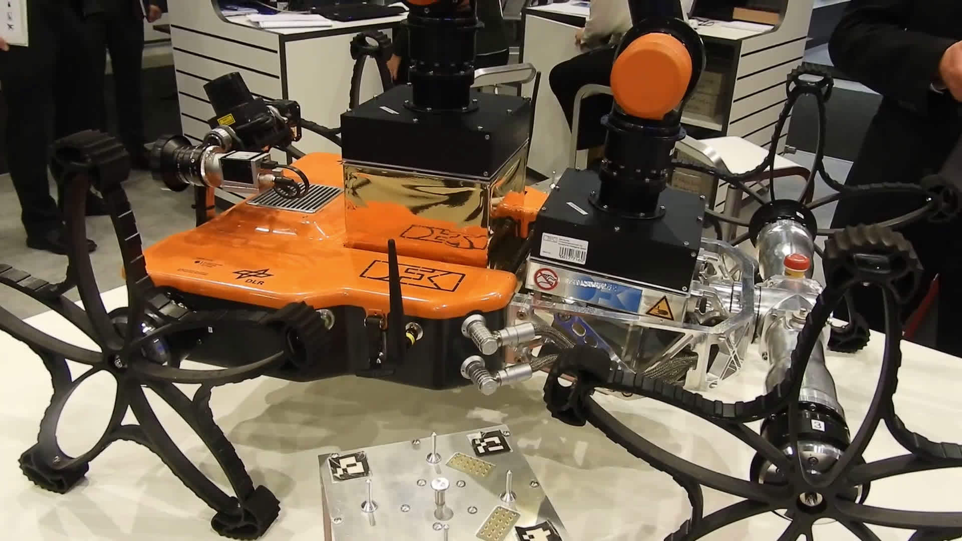 早安,分享一款来自俄罗斯的远程遥控操作机器人 ,好像还是基于ros的 .