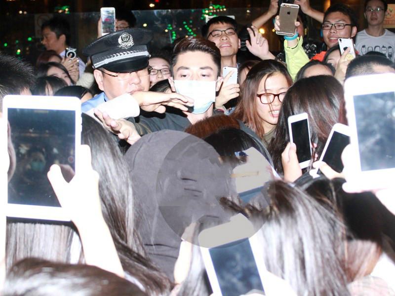 明星粉丝接机哪家最疯狂?霍建华第八,tfboys第二,第一是谁?