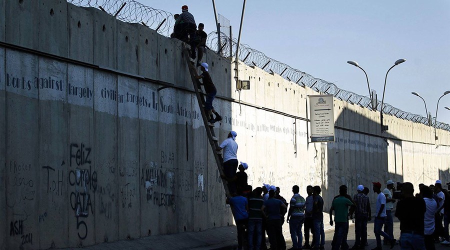 以色列士兵在隔离墙下射击巴勒斯坦人爬梯子翻越隔离墙加沙地区的