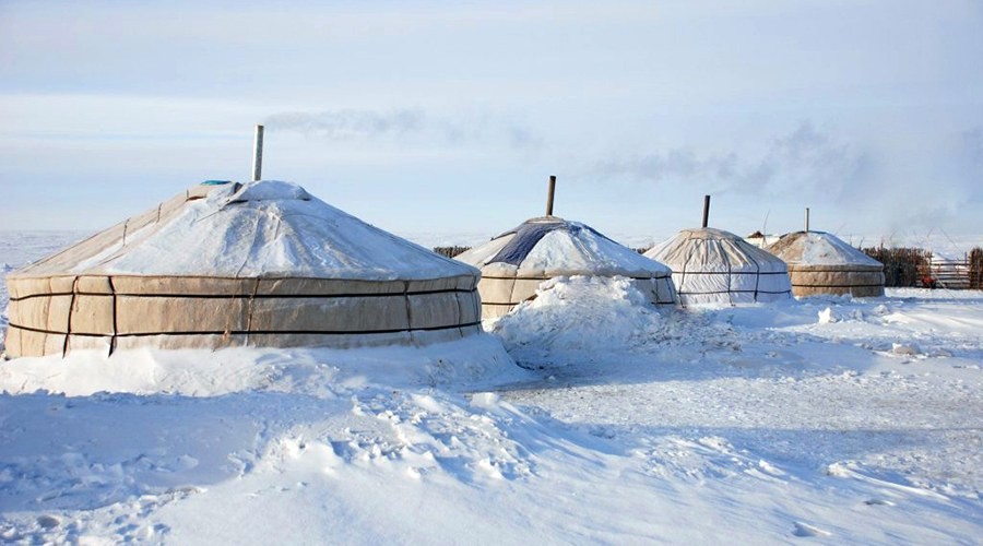 冬天雪地里的蒙古包蒙古国的日用品几乎全部来自内蒙的二连浩特,满载