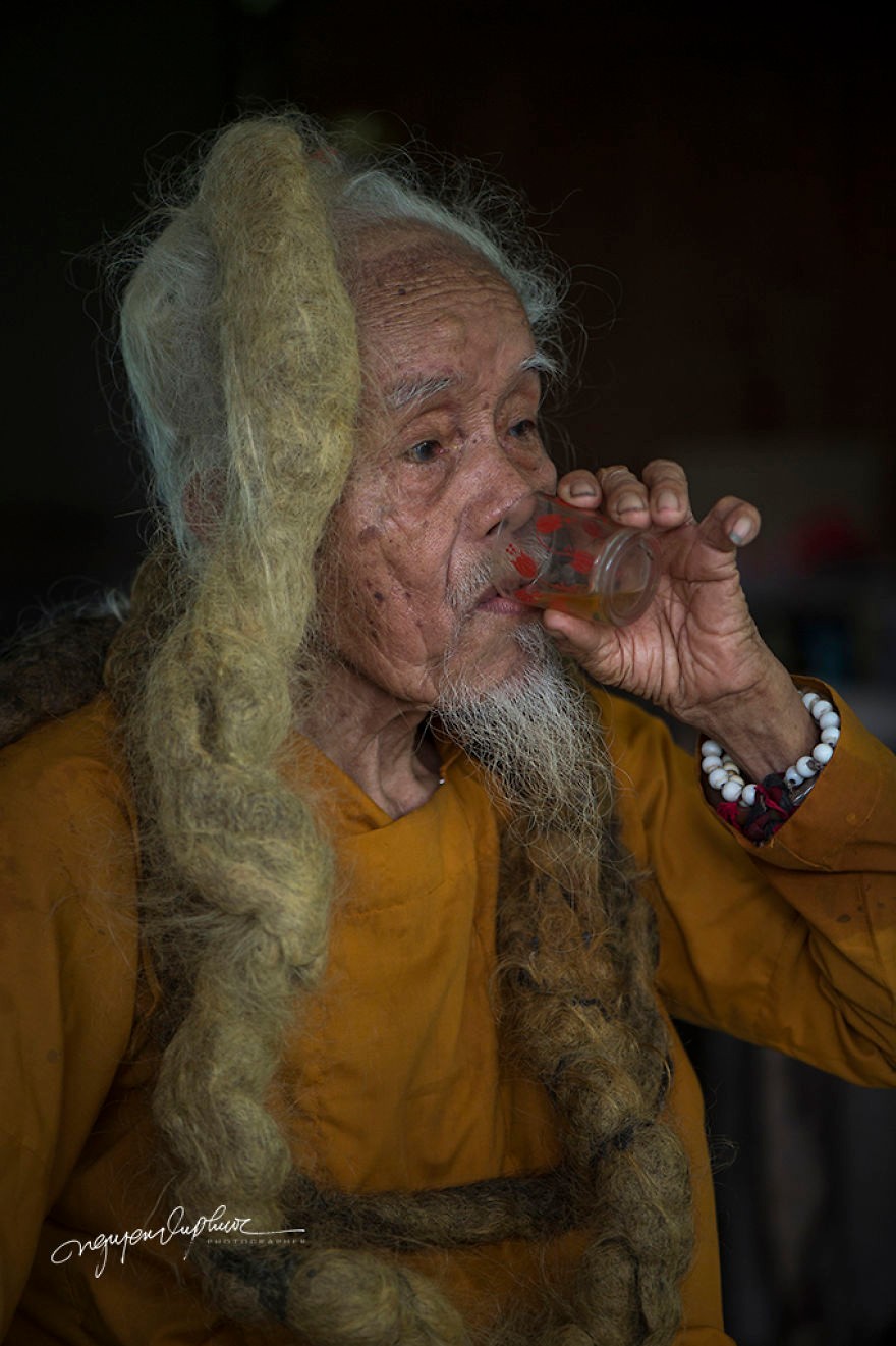 摄影师拍到长发老者,80年不理发,辫子长达4米|辫子|老者|长达_新浪