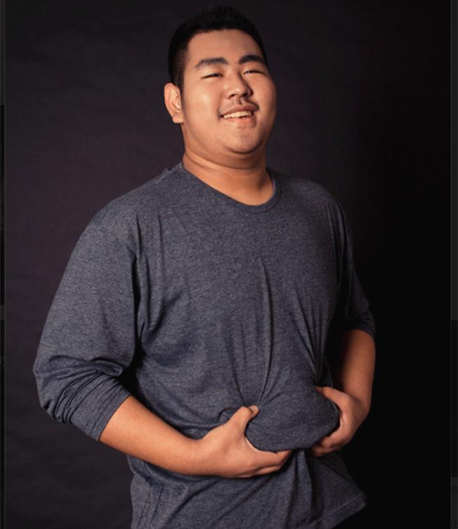 张大哥?"矮胖子村民突然面颊通红,双眼含泪道:"你真的是张大哥?