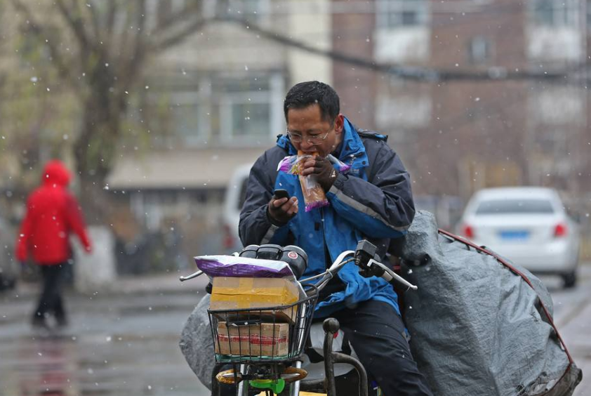 送外卖,薪资貌似不错,但全是辛苦钱,工作时间的增加,基本上带不来太多