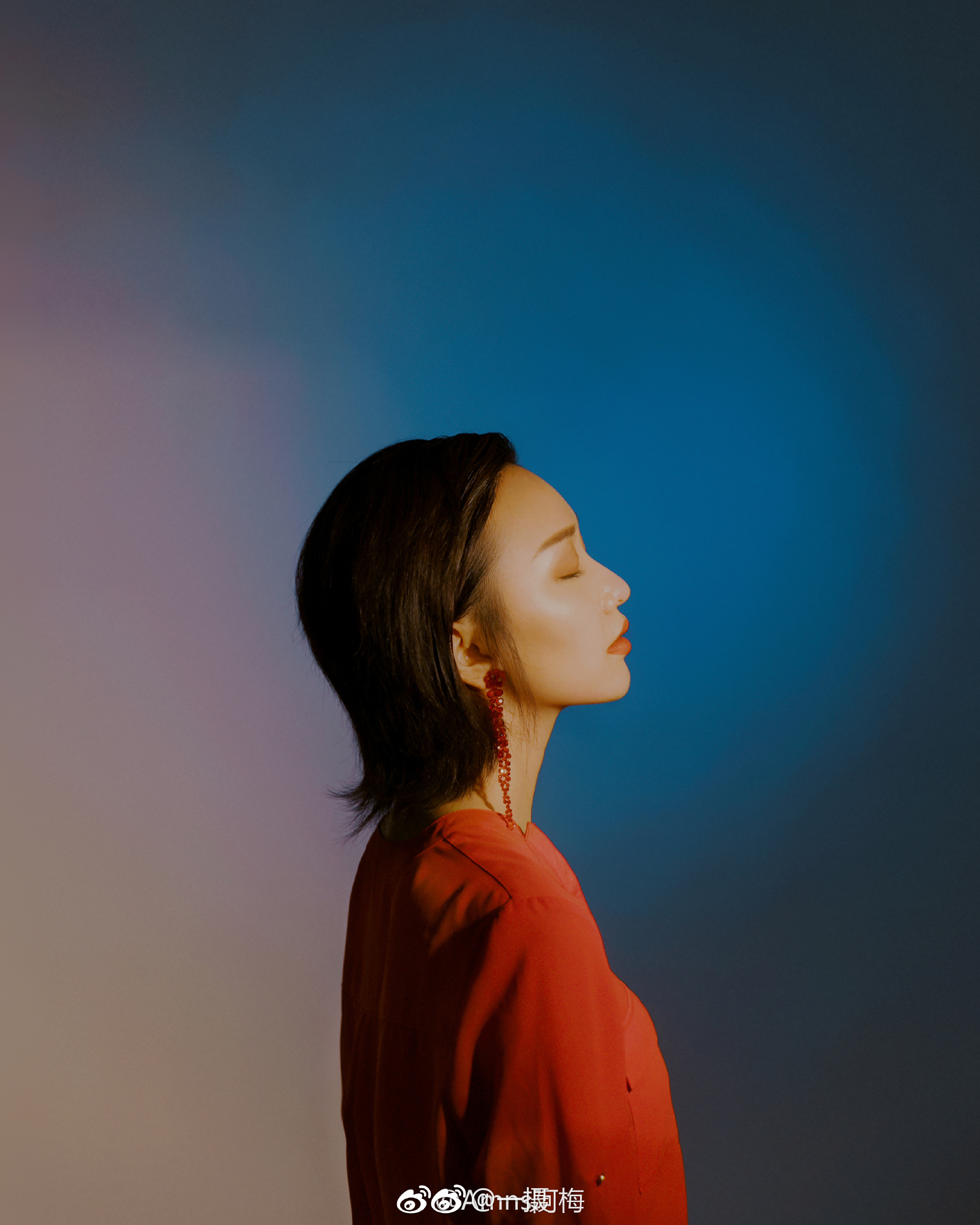 红,是伴着微凉细雨的朝暮,是夹杂着些许热风的四季