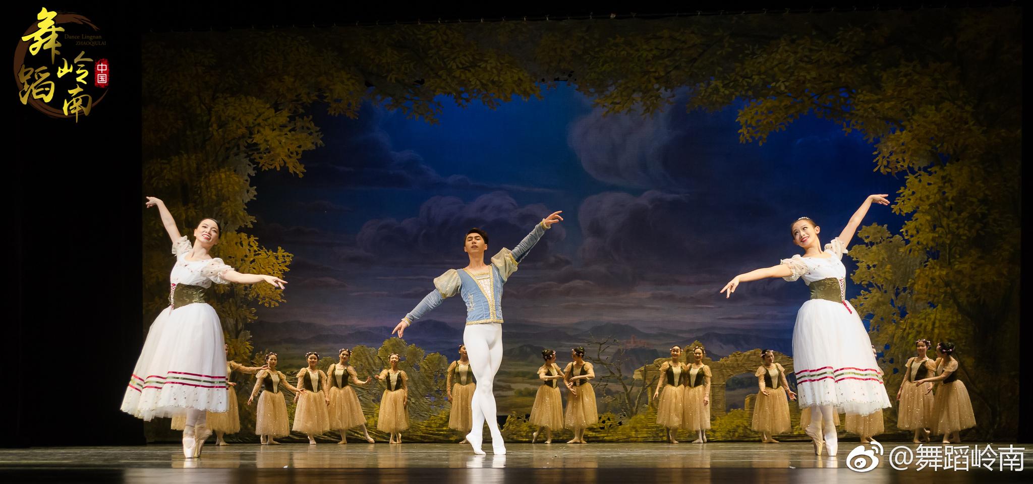 送的一张弩弓,一群青年男女在草地上尽情地载歌载舞:轻松愉快的华尔兹