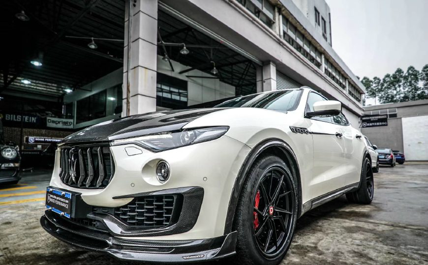 街头偶遇玛莎拉蒂suv,黑白配色真的很漂亮-新浪汽车