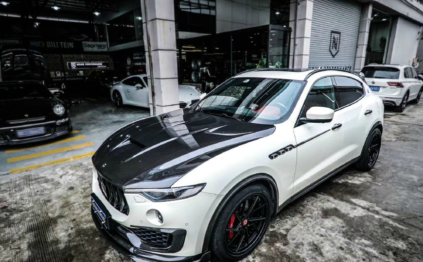 街头偶遇玛莎拉蒂suv,黑白配色真的很漂亮-新浪汽车