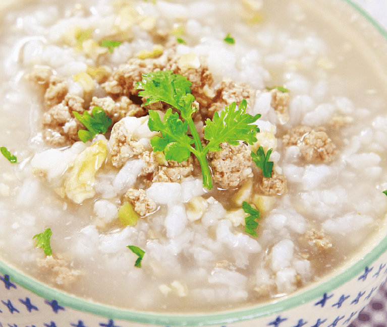 加入羊肉末,核桃仁和姜末,再以小火煮成稀粥,调入盐,续煮5 分钟即成.