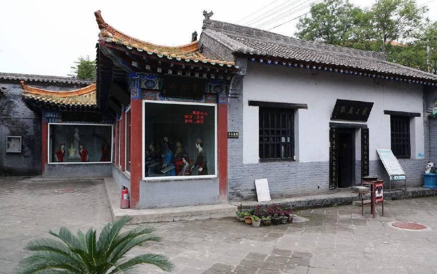 还有可怕的地方,这里有个狱神庙,而庙的左下方有一个洞被人称之为"