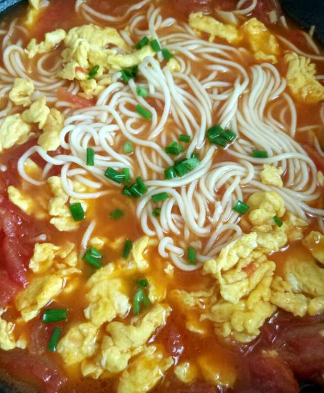 在家简单的做一下番茄鸡蛋面,老公和儿子一人吃了两碗