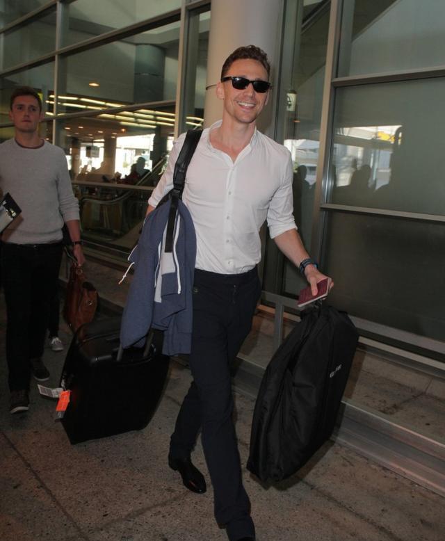抖森汤姆·希德勒斯顿机场高清图,墨镜白衬衫抢镜!
