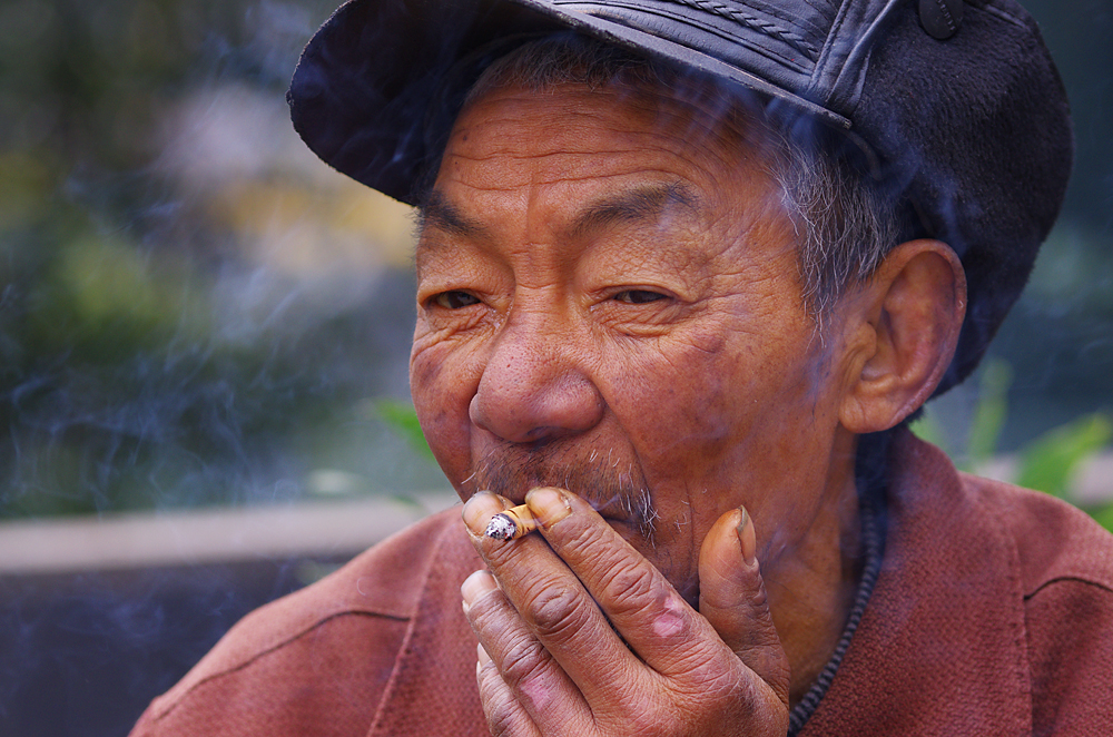 六十岁大爷工地看门老板每月给他两万块原因让人心里暖暖