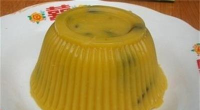 澄沙糕豌豆糕又叫豆沙糕,澄沙糕,是汉族特色糕类小吃,属甜食,宜在夏季