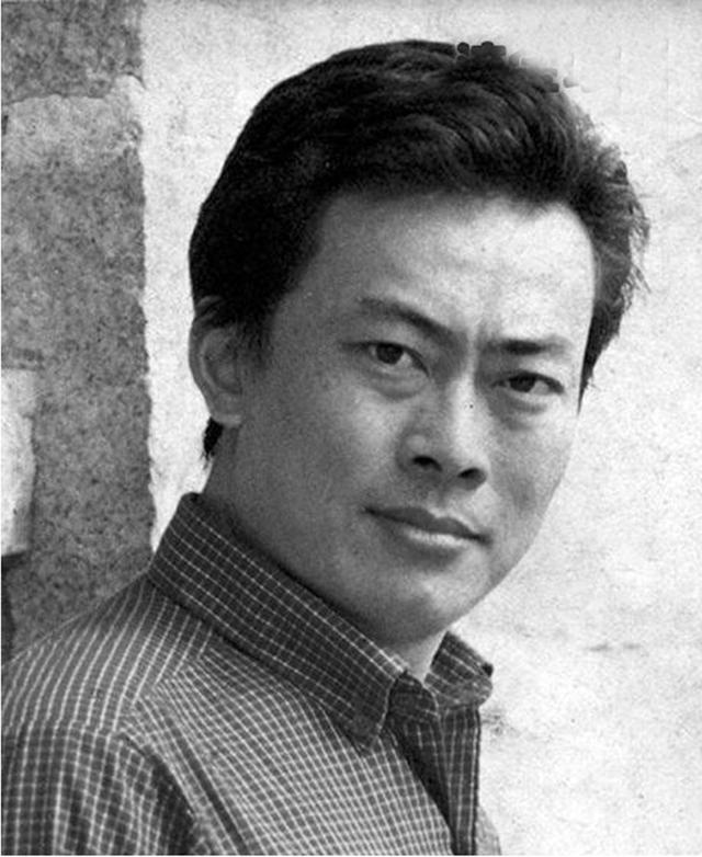 但是,大家可能不知道的事情是年轻时候的王诗槐绝对是一个帅气的小