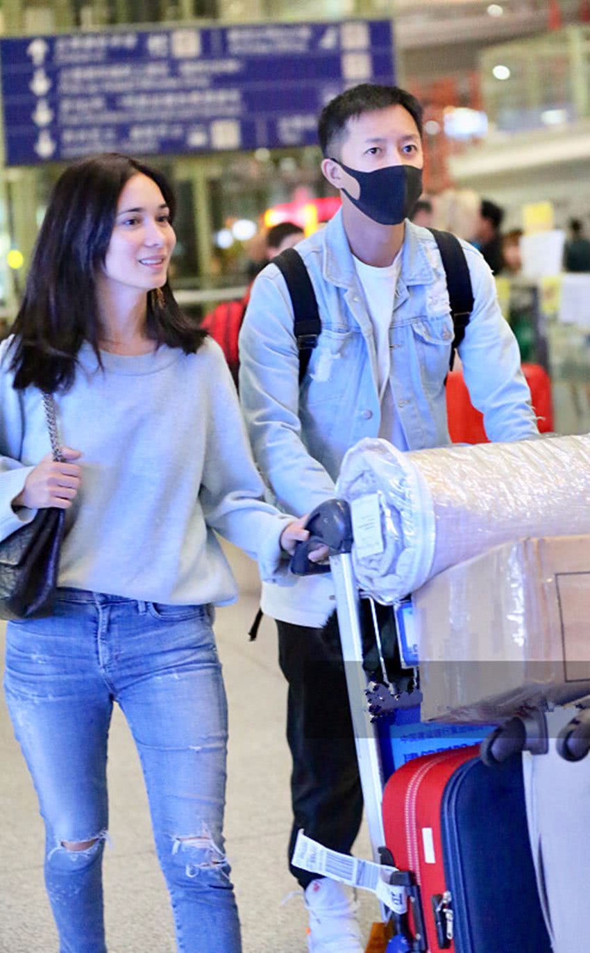 韩庚和女友卢靖姗合体现身机场秀恩爱 两人变走边笑撒狗粮