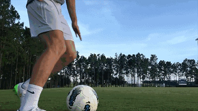 小贴士实战中做彩虹过人的时候不要跑太快,这样会很难把球夹起来,同时