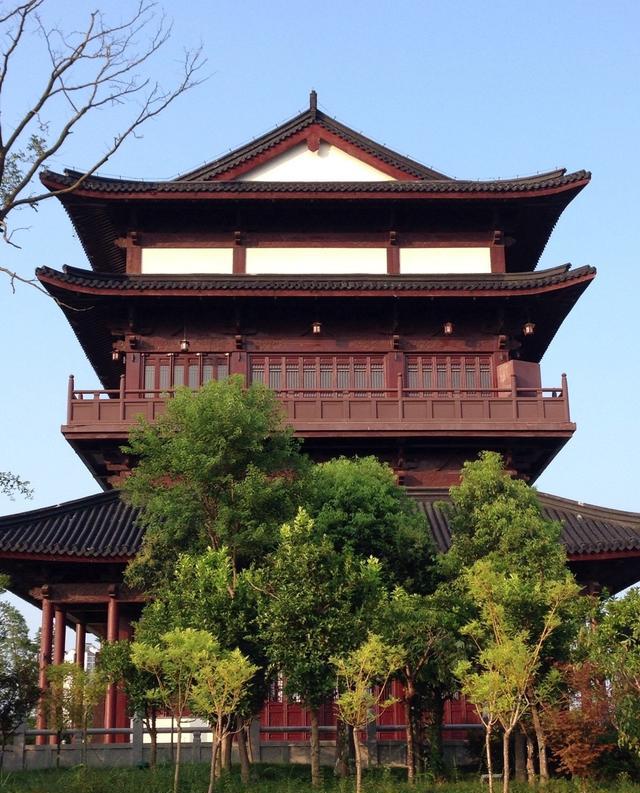 楼台阁宇,青松碧水,红梁黑瓦,所有的布景都严格依照唐风的江南古建筑.