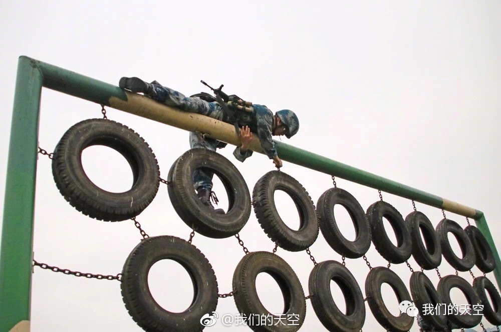 风里雨里,空降兵在800米障碍场上等你!