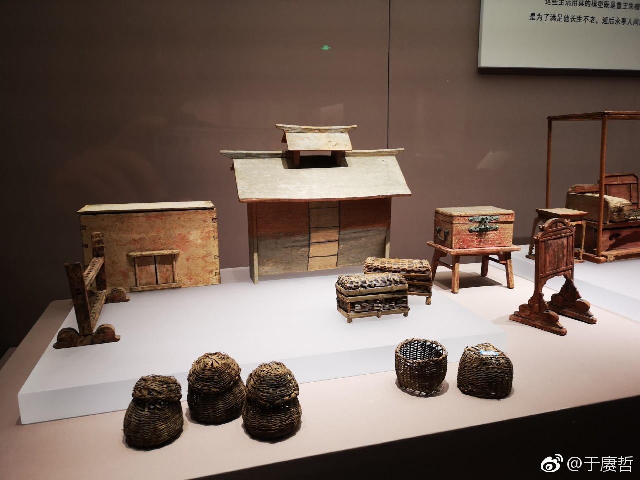 明代鲁荒王墓出土各式家具模型.