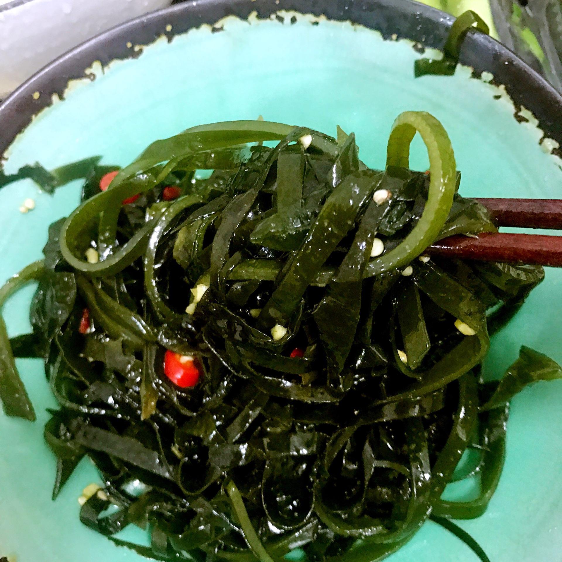 煮过的海带丝回锅 5.红烧酱油来一点调色,耗油来一点,盐适量,然