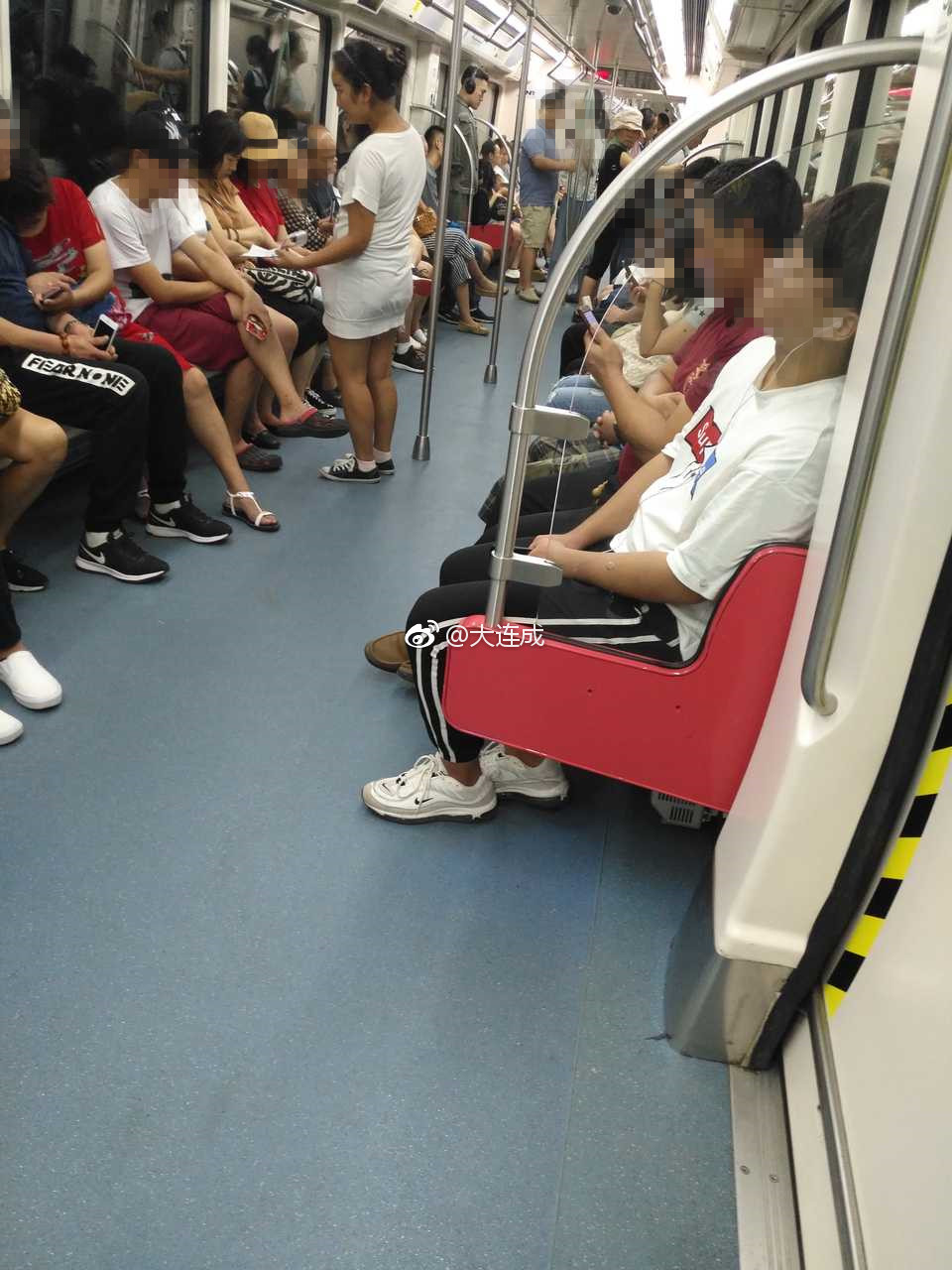 轻轨"聋哑人"要钱