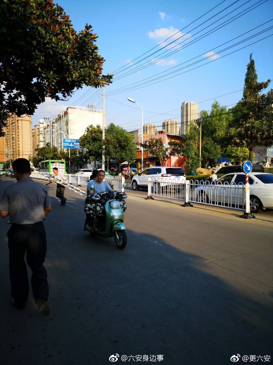 六安一路段中间护栏脱落 好心市民出手搬到路边