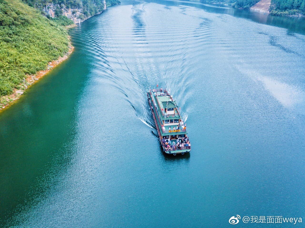 坐游船游览乌江画廊,感受行驶在山水间的惬意!再逛一下龚滩古镇