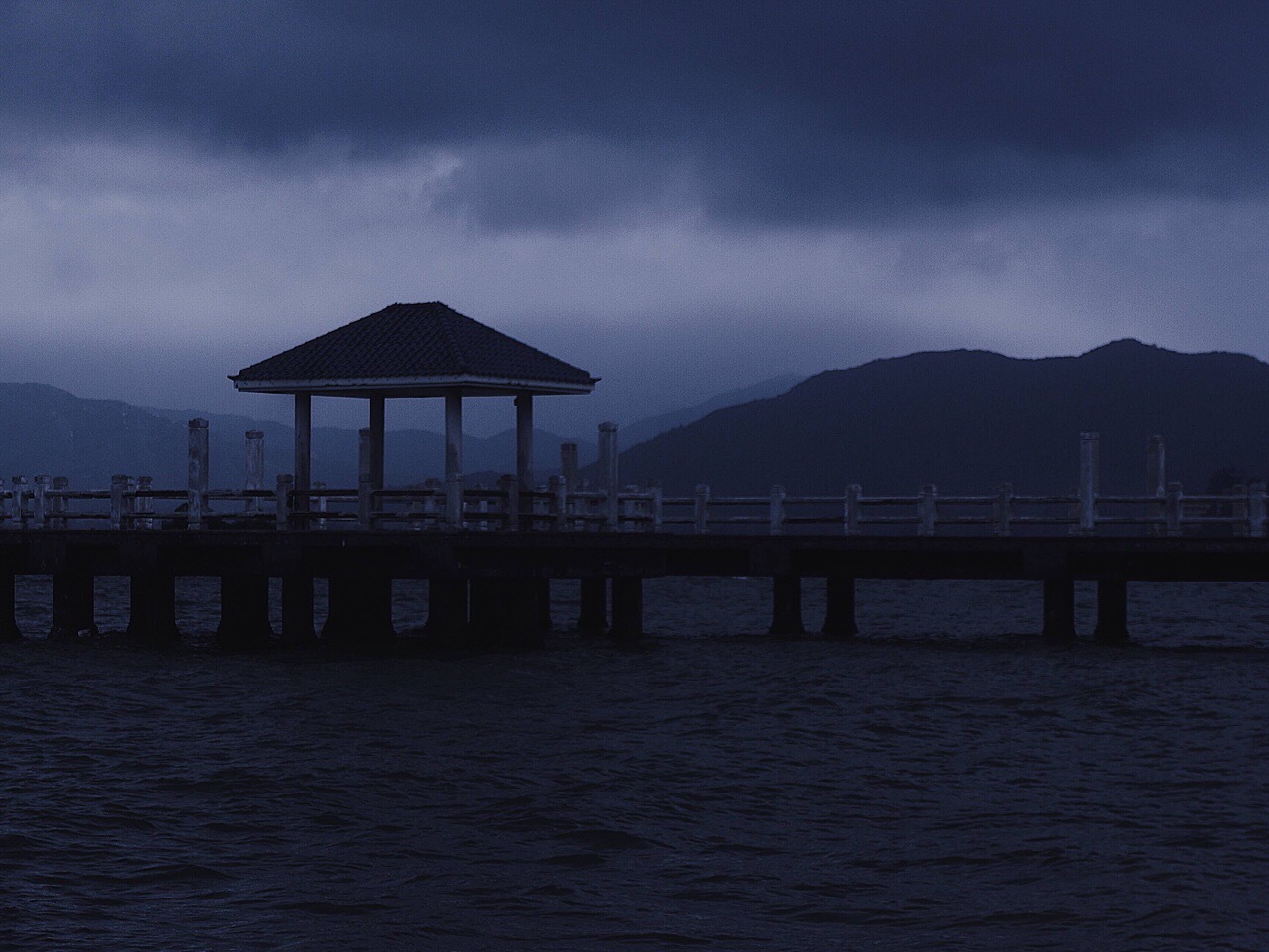 6767"我是耸立在海面的孤岛 寂静又落寂"摄影