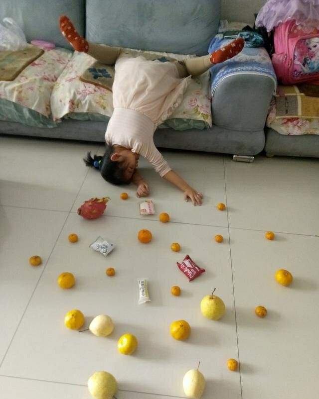 假摔炫富五花八门火爆朋友圈,网友:这位小朋友摔出吃货的真面目