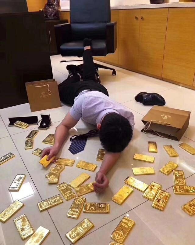 假摔炫富五花八门火爆朋友圈网友这位小朋友摔出吃货的真面目