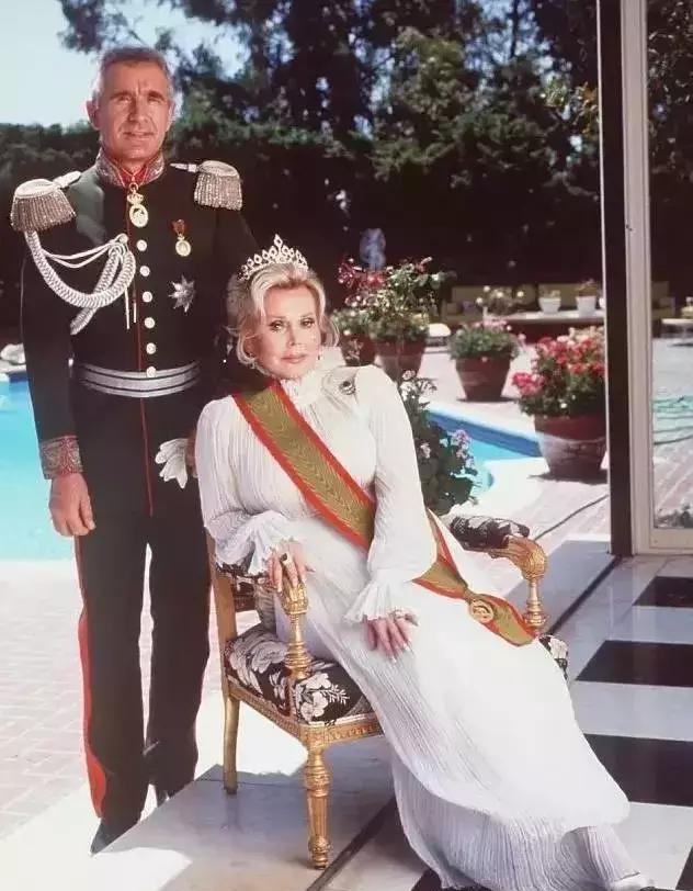 2002年,莎莎在一次车祸中严重受伤,2011年,医生为她做了右腿截肢手术.