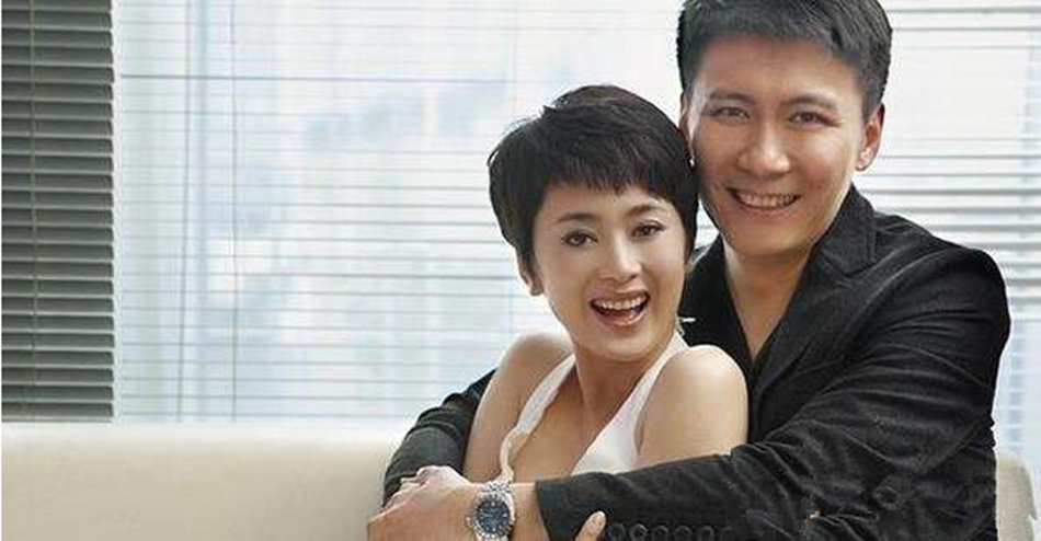 嫁给跑龙套的演员,还为他生下一男孩,如今40岁像极了20岁女孩