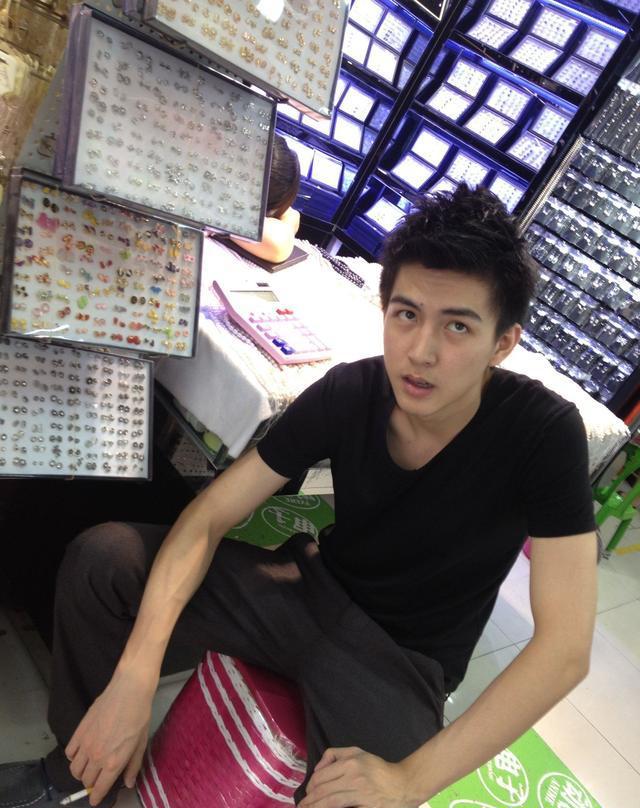 街拍街道上的阳光帅哥