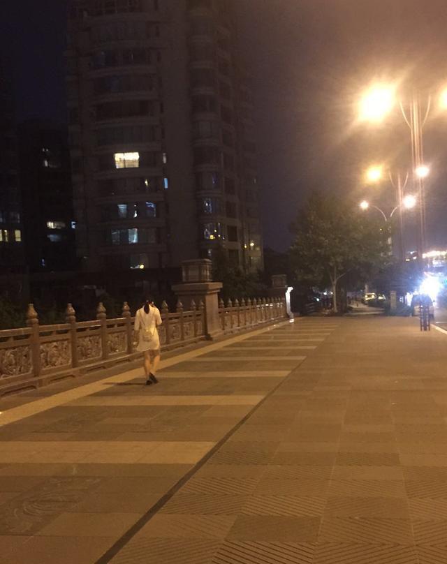 深夜一美女孤零零行走在马路上,也只有在中国可以!
