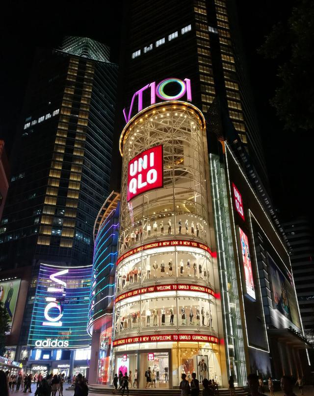 必须去维多利广场看看,这里有全广州最大的优衣库旗舰店,占地3层楼!