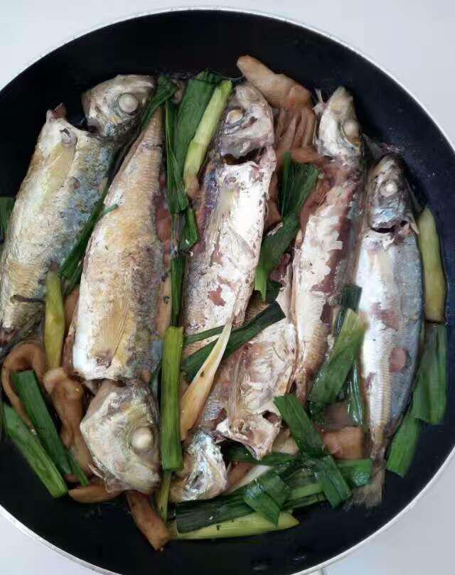 红烧巴浪鱼,不想小叔子来了回家去跟婆婆嚼舌头,尽量煮好的.