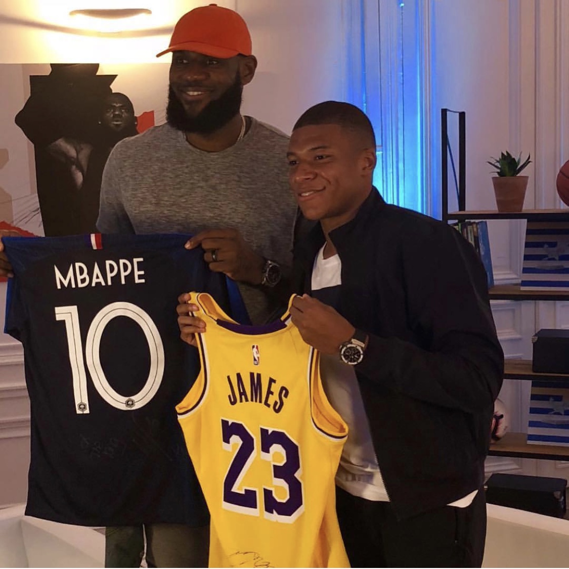 詹姆斯来到了法国巴黎,与足球运动员姆巴佩、