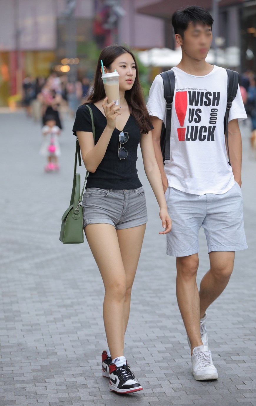 热恋中的情侣身穿短裤的女生挺漂亮的