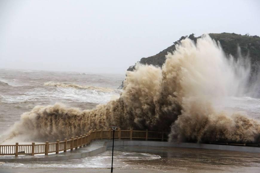 航母在海上遇见12级台风怎么办?美国航母只能逃,中国要试一试